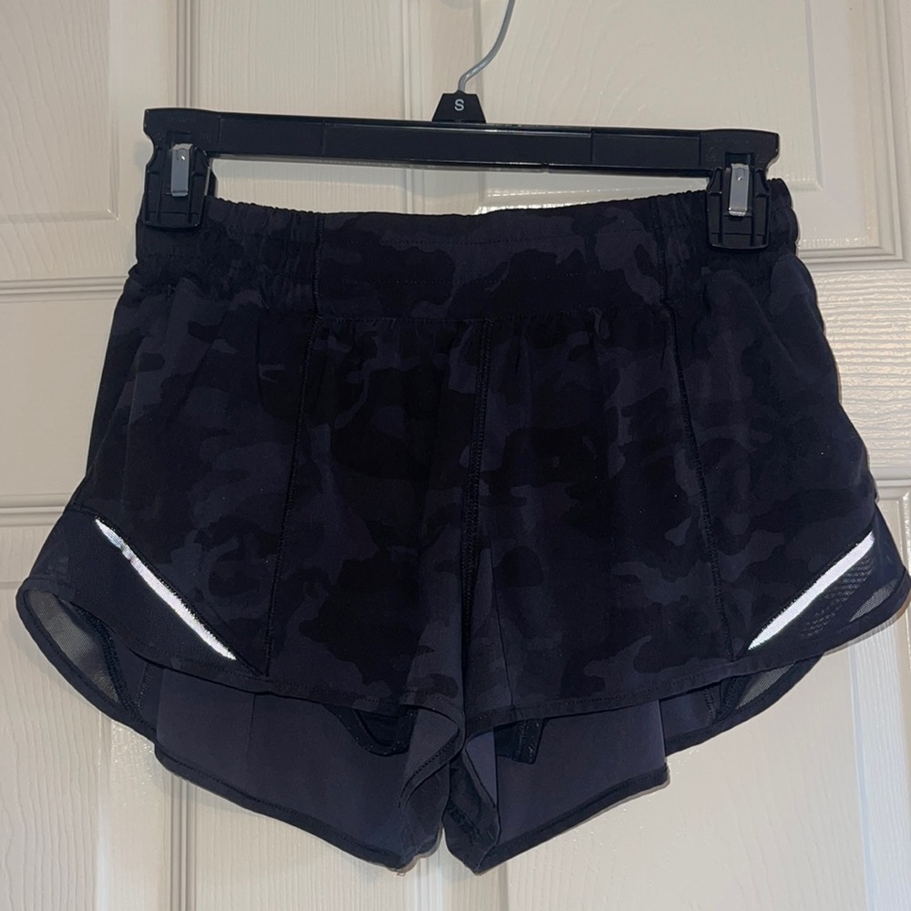Lululemon hotty hot 2.5 size 6 black camo shorts